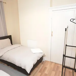 https://cheerful-4-bedroom-house-in-greater-london.brighton-hotels-england.com